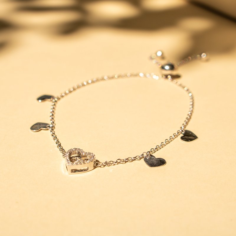Pulseira Coração diamantes e chapinha corações