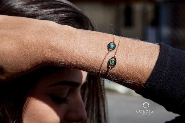 Pulseira Olho Cabochão Esmeralda e Safiras Negras